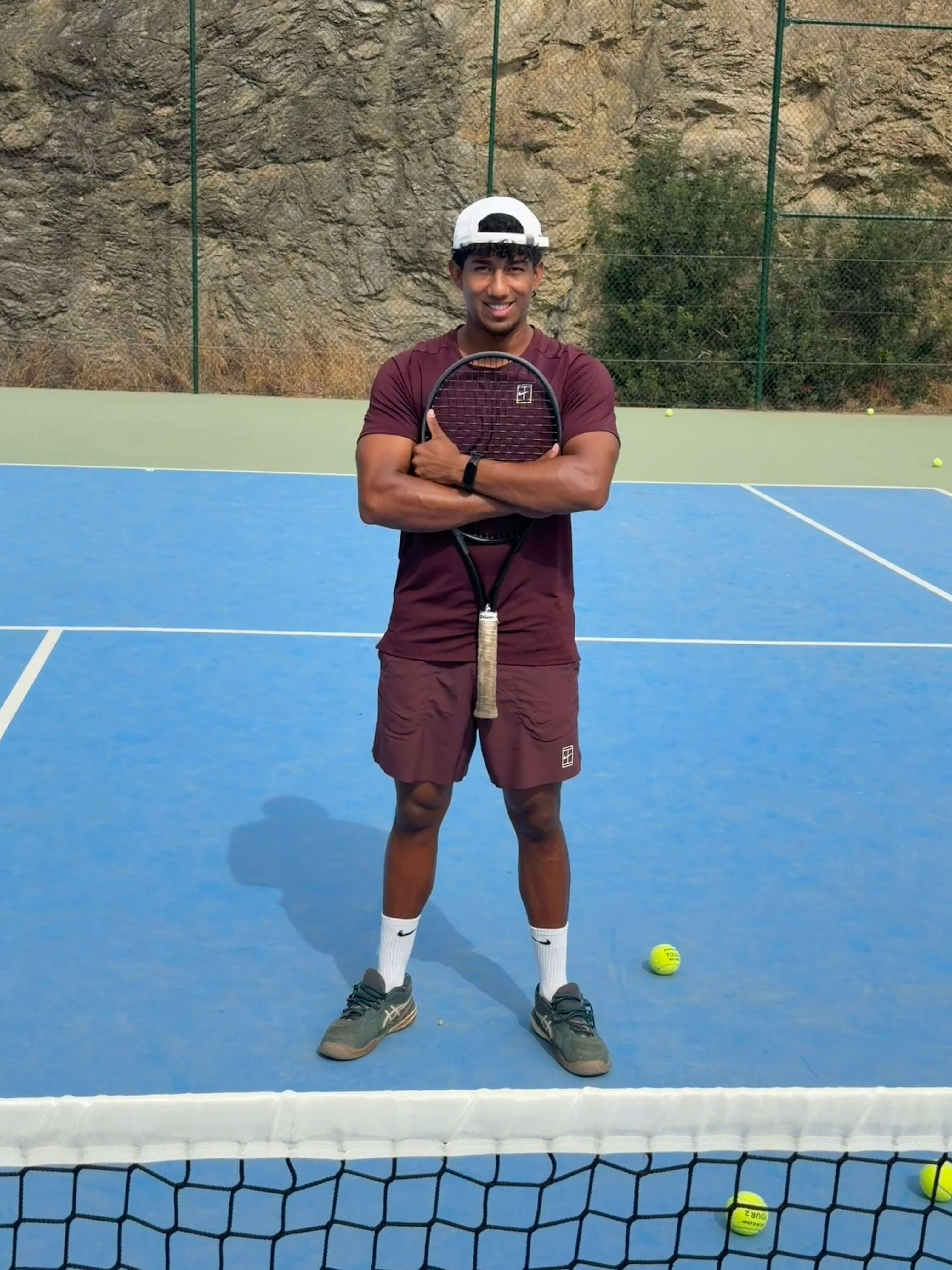 Entrenador de tenis Manuel Mancheno dando clase en Marbella